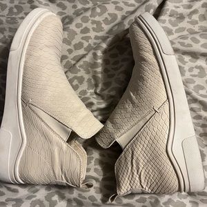 Mia women’s size 7 1/2 Adel sneaker boot Ivory Python color